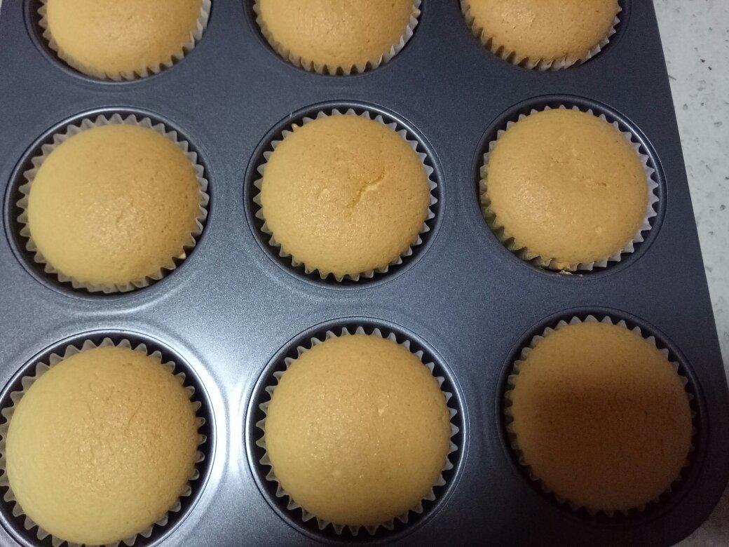 软绵绵戚风纸杯蛋糕