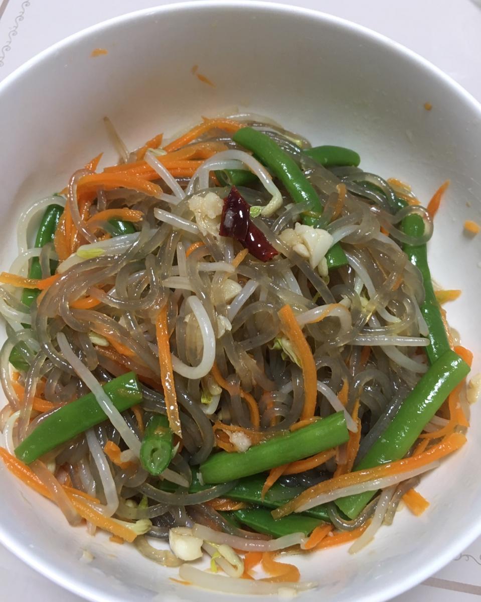 酸辣菠菜豆芽拌红薯粉