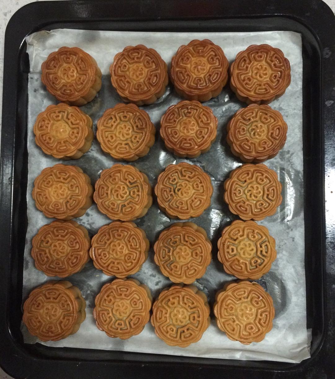 广式月饼—蛋黄芝麻月饼