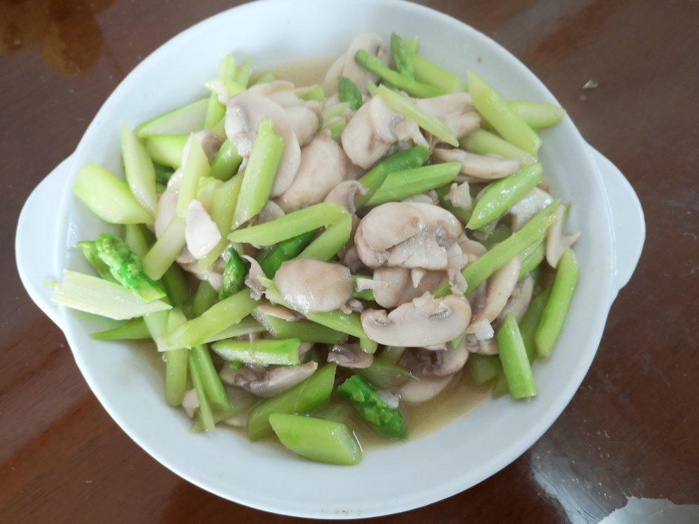 芦笋炒蘑菇