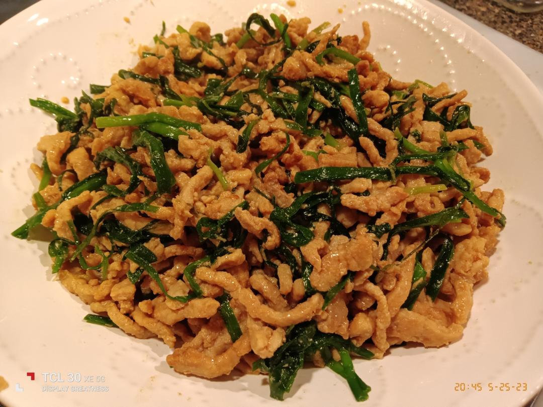 应季蔬菜，韭菜苔炒肉丝，这样做太费米饭了