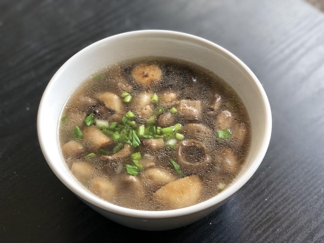 鲜掉眉毛口蘑汤