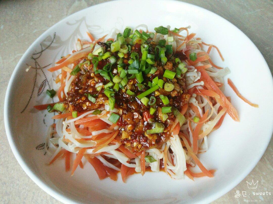 米饭杀手，好吃到舔盘的胡萝卜拌金针菇，10分钟就可以搞定
