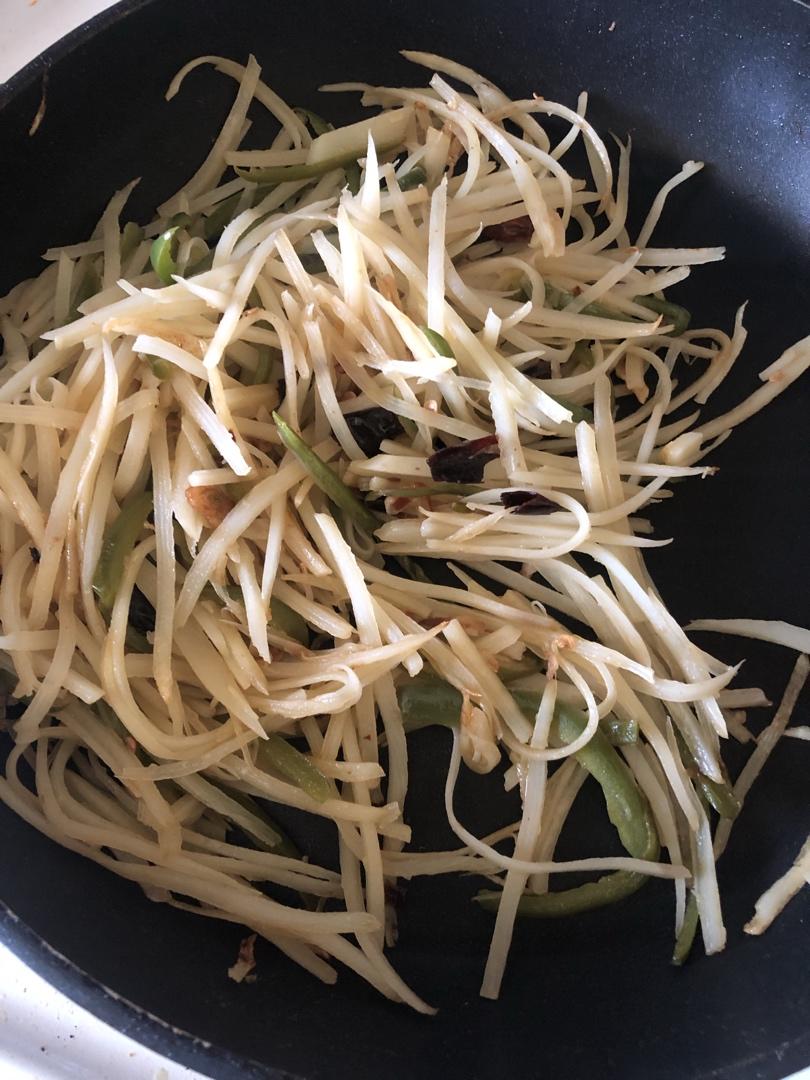炝炒青椒土豆丝