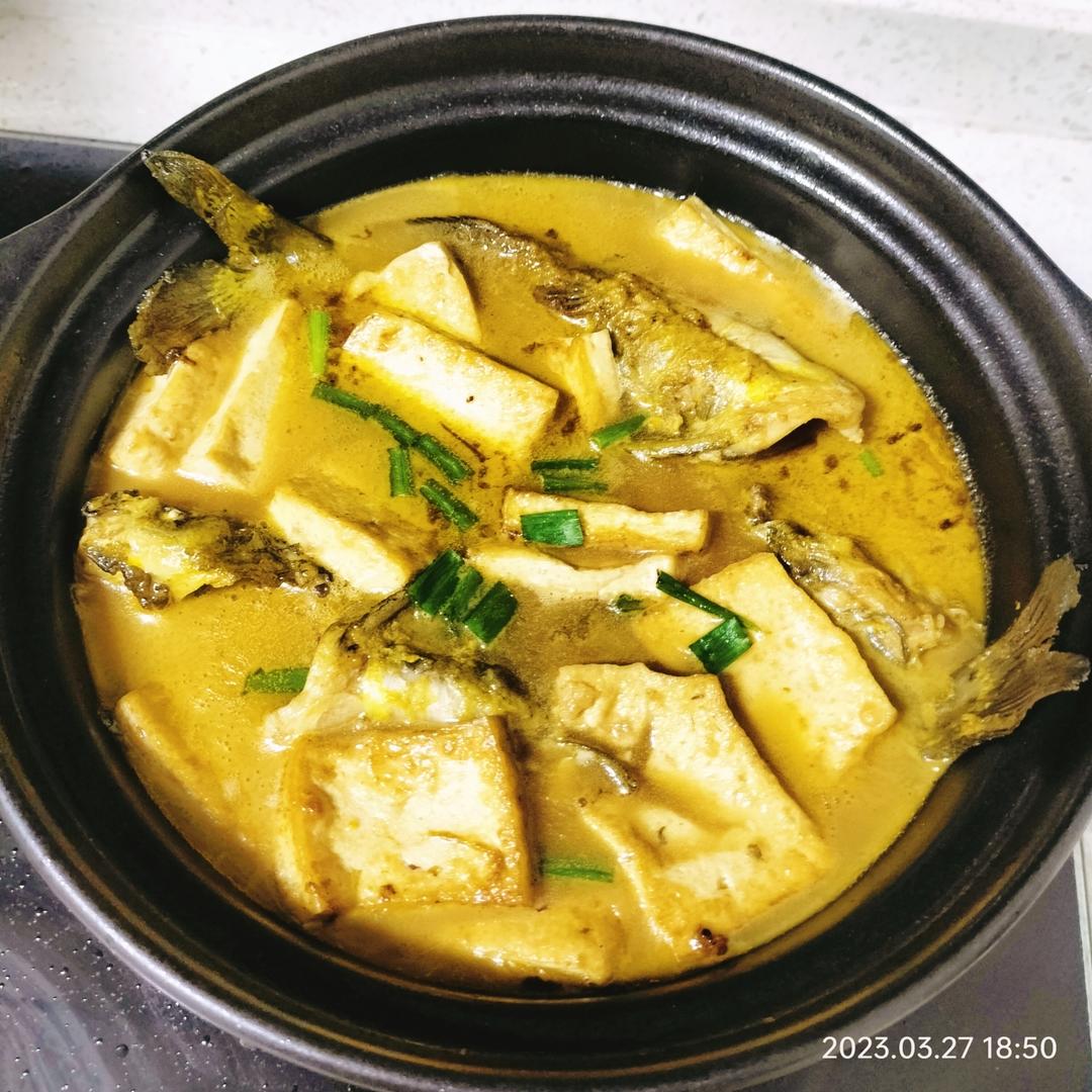 黄骨鱼（黄辣丁）炖豆腐的做法