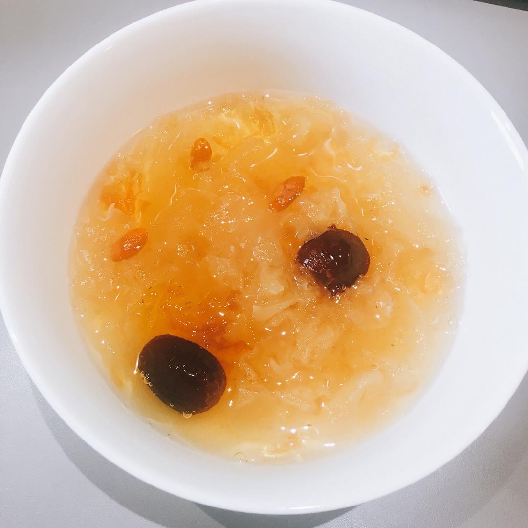 桃胶银耳红枣羹