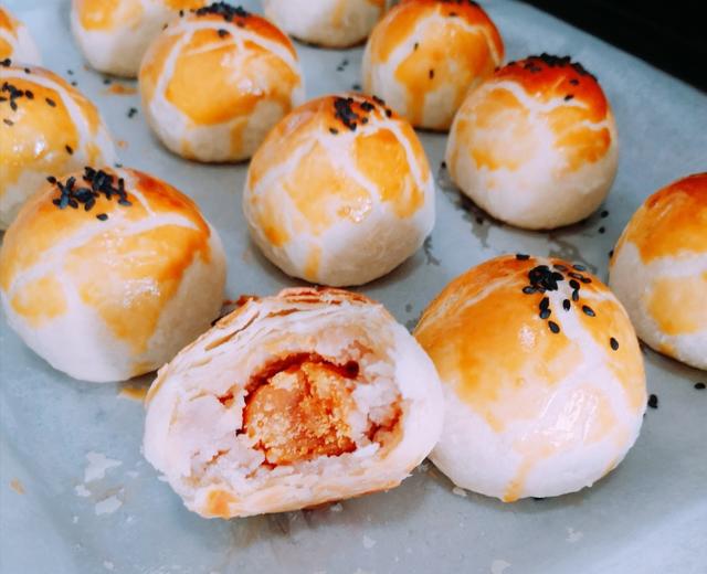 芋泥馅蛋黄酥的做法