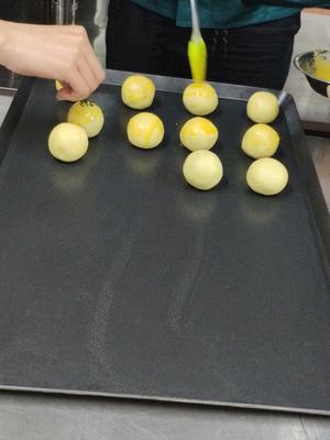 菠萝蛋黄酥的做法 步骤13