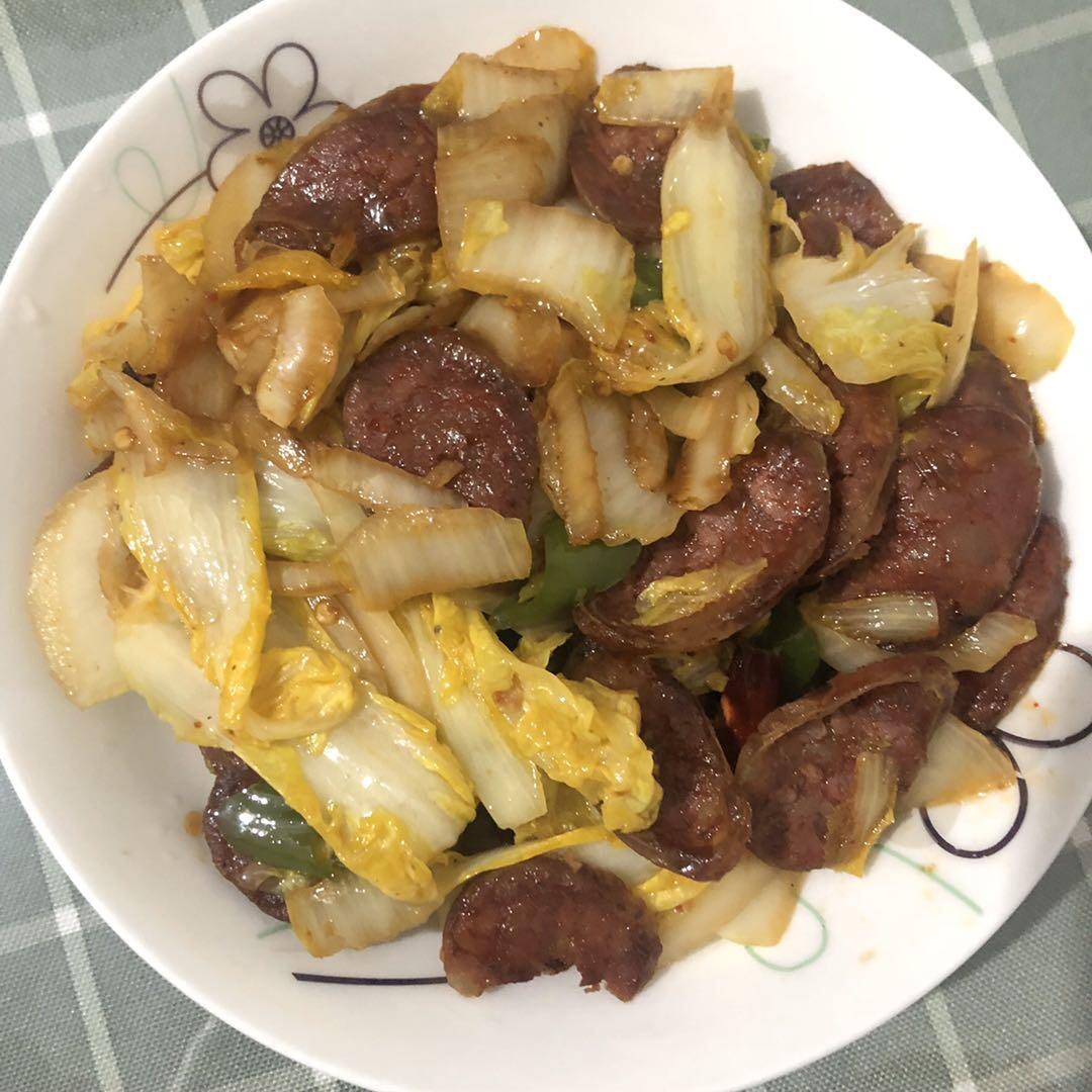 雨娴的厨艺成长圈做的白菜炒腊肠下饭快手菜