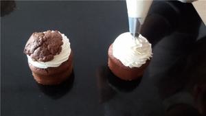JSJBROWN烘焙学院：时尚新宠——浓香巧克力奶油杯子蛋糕的做法 步骤12