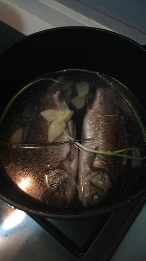 月子餐：鲫鱼汤的做法 步骤3