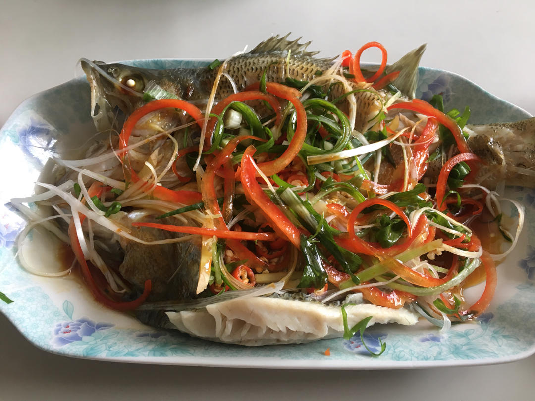 新手家常蒸鱼（附鲜美小秘诀）