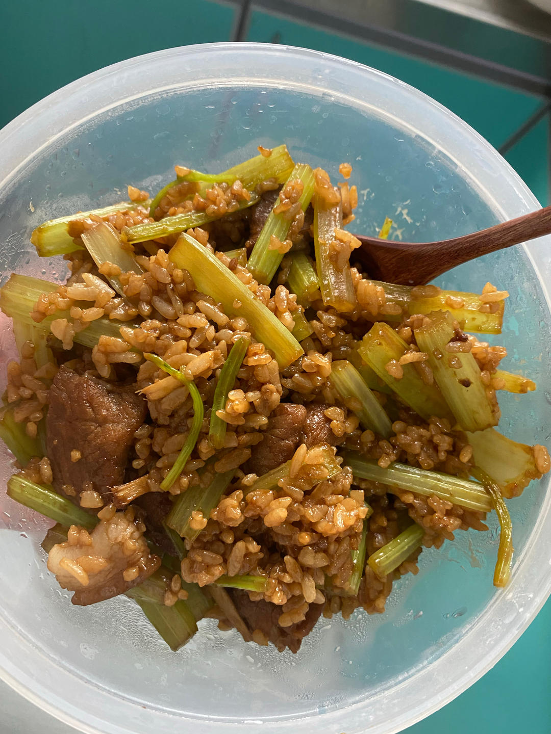 有点费米饭的芹菜炒肉