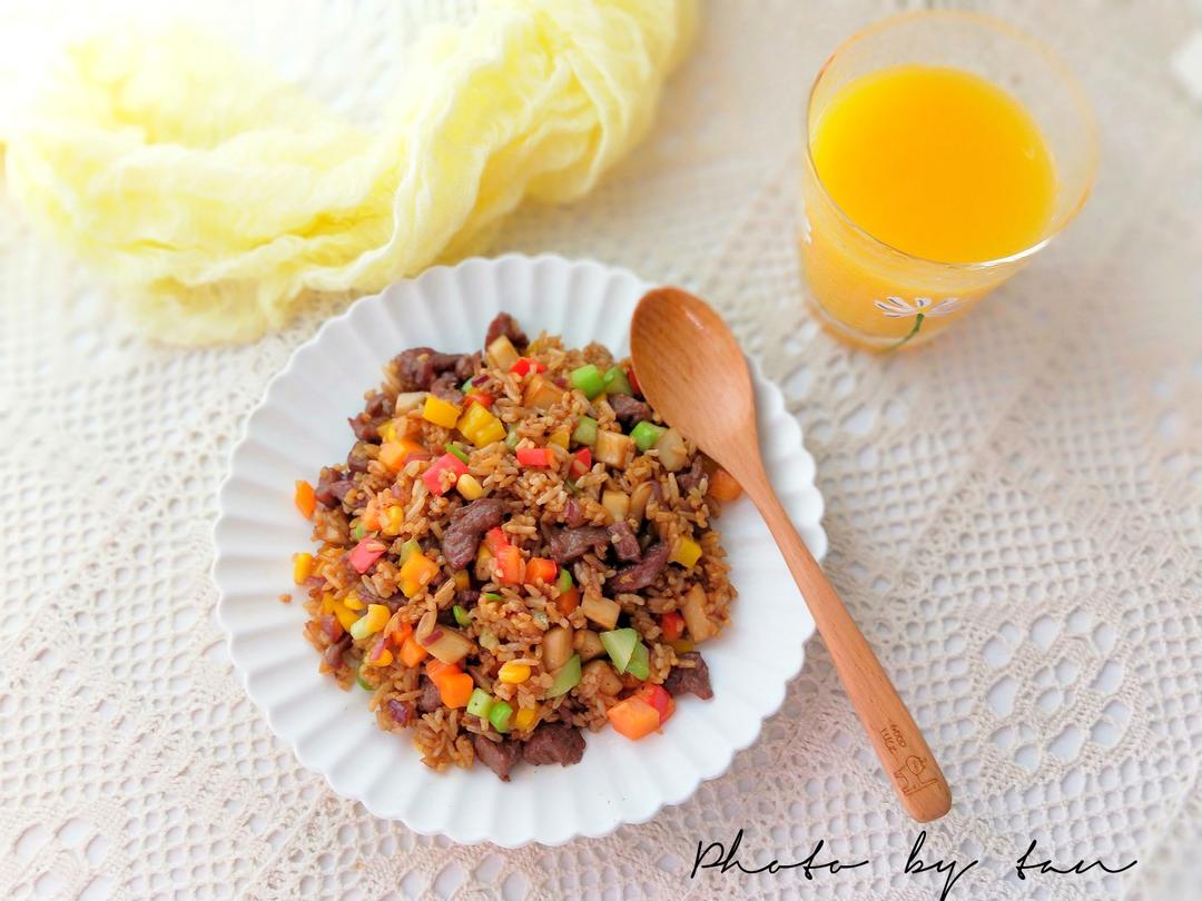 牛肉粒蔬菜炒饭