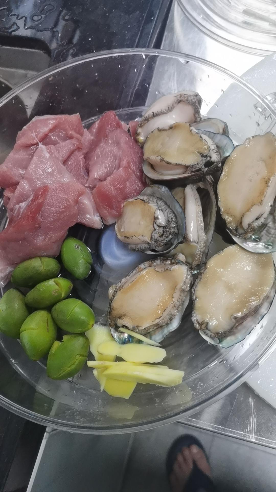 清喉利咽的青橄榄鲍鱼瘦肉汤