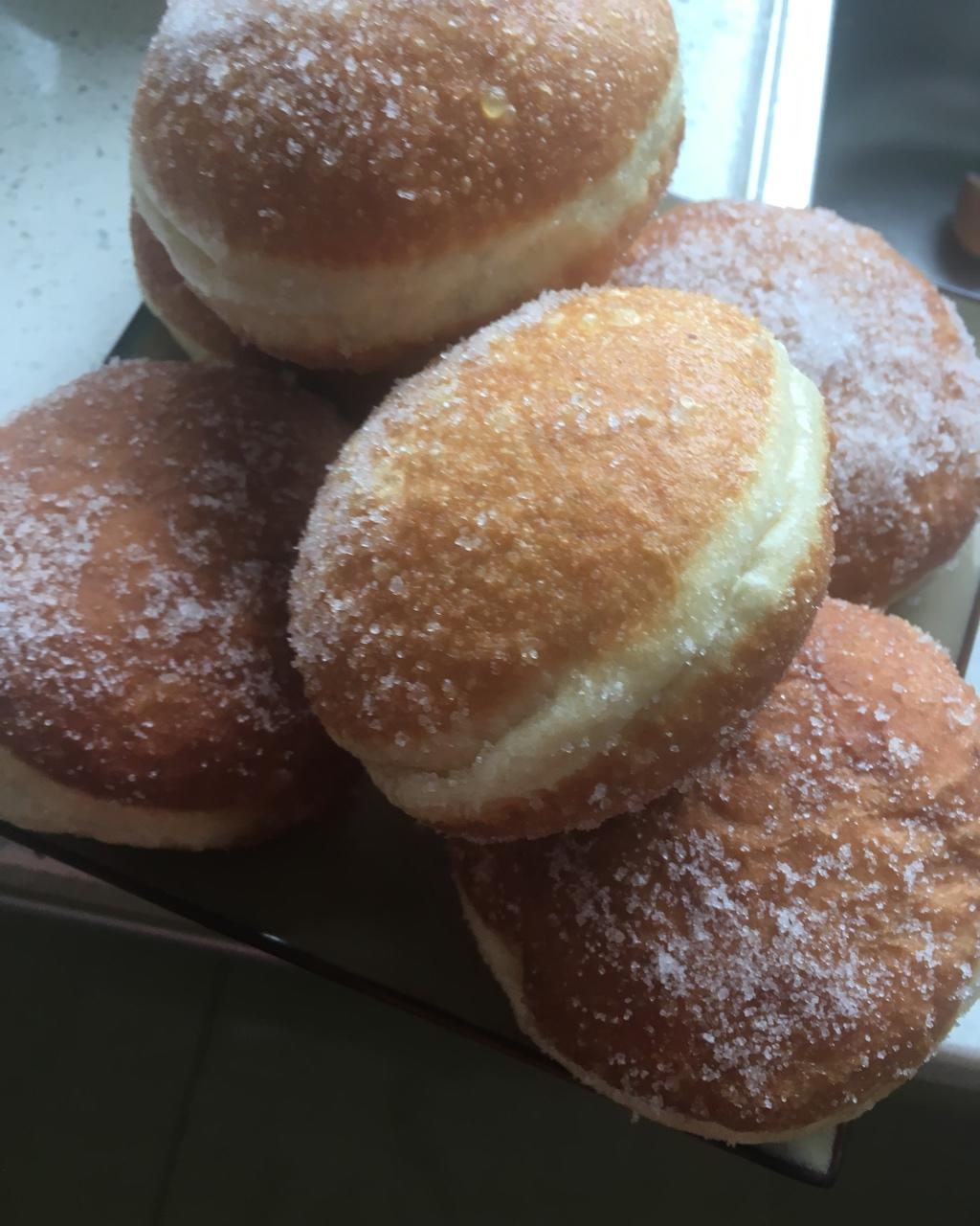 好吃到哭泣的甜甜圈VANILLA CREAM-FILLED DOUGHNUTS