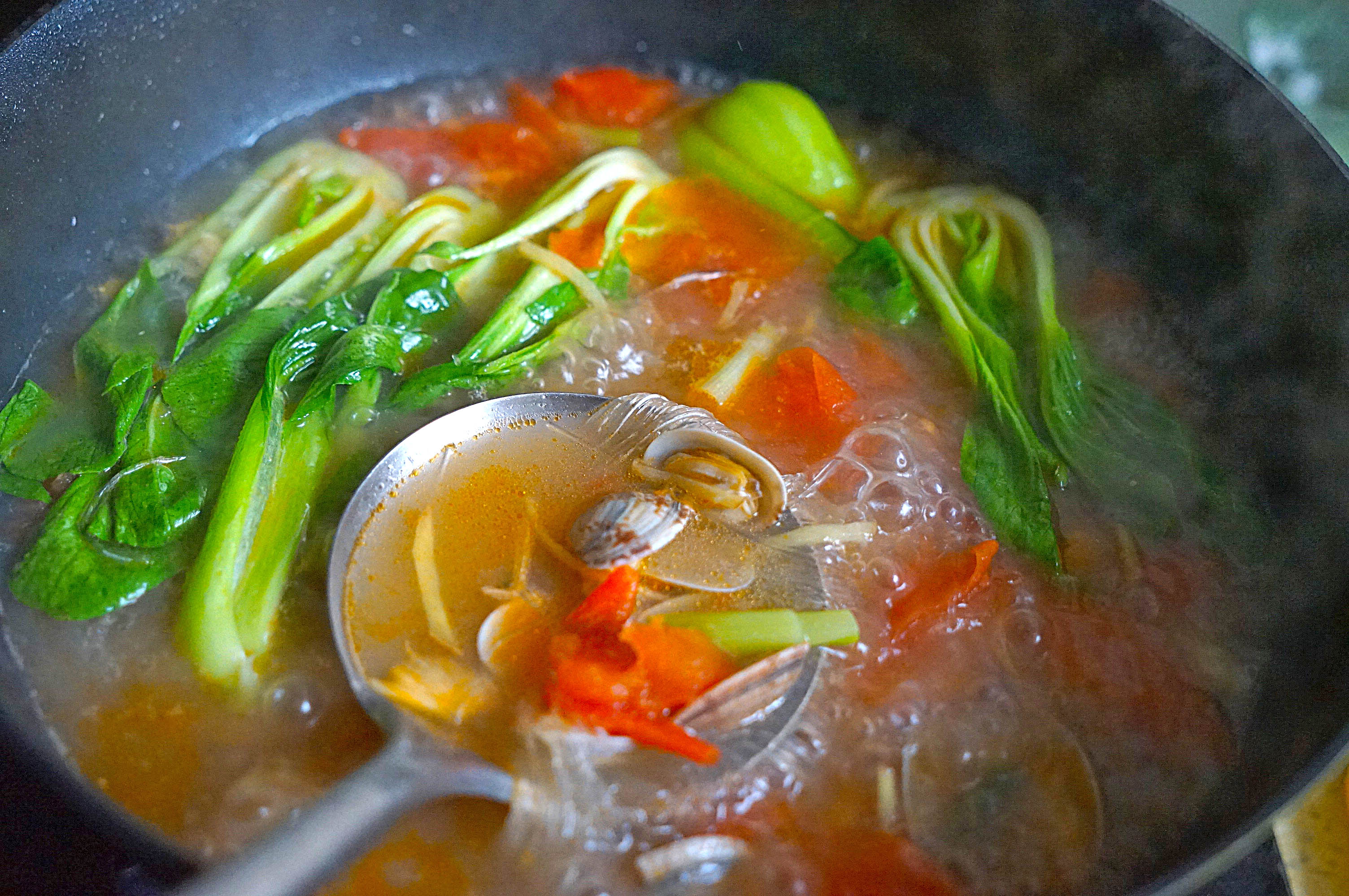 年夜饭-杂色蛤粉丝海鲜汤的做法 步骤9