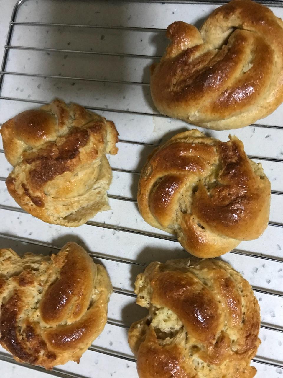 不用揉也可以出膜，神一样方子。
  火腿面包，超软