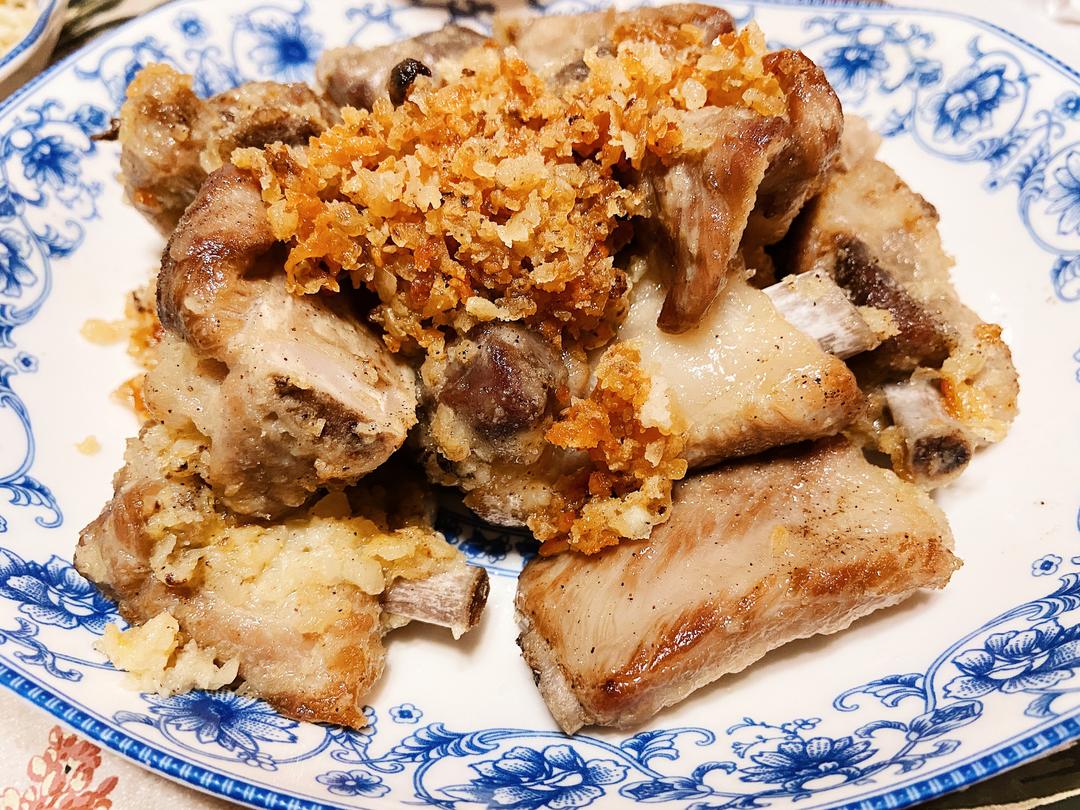 外脆里嫩，不用反复油炸的蒜香排骨的做法