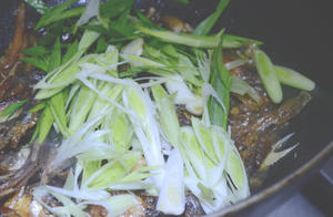围山公社浏阳菜：手撕山胡椒油火焙鱼的做法 步骤7