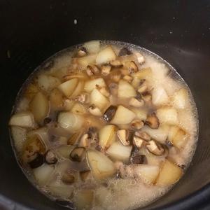 电饭煲版排骨土豆香菇焖饭的做法 步骤4