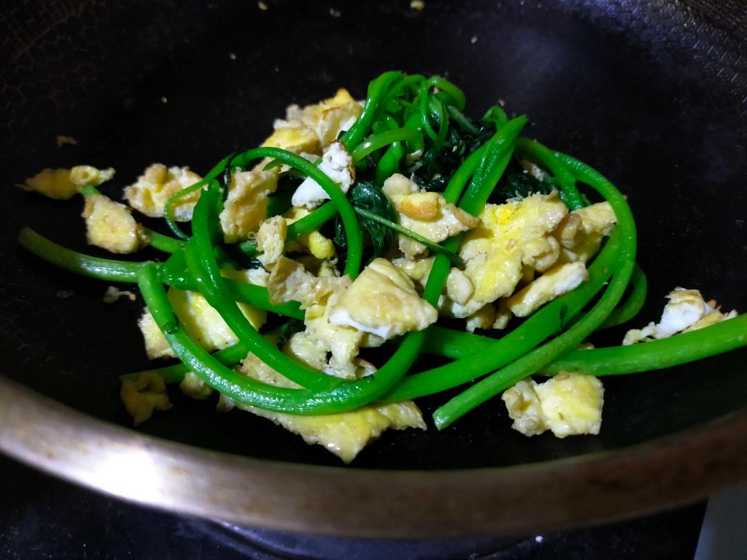 可缓解用眼疲劳的鸡蛋炒菠菜来啦