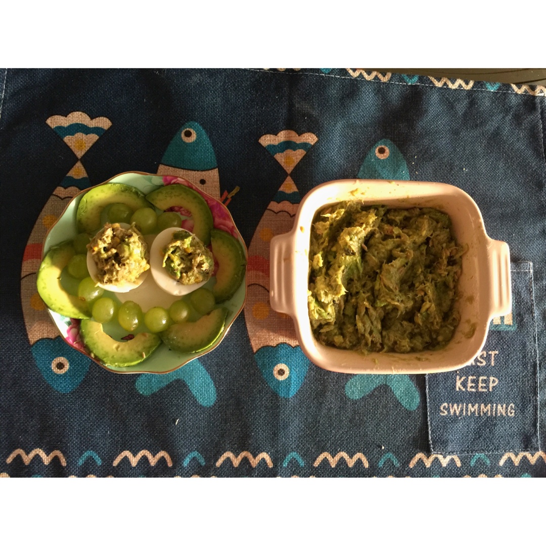 牛油果吞拿鱼鸡蛋盅