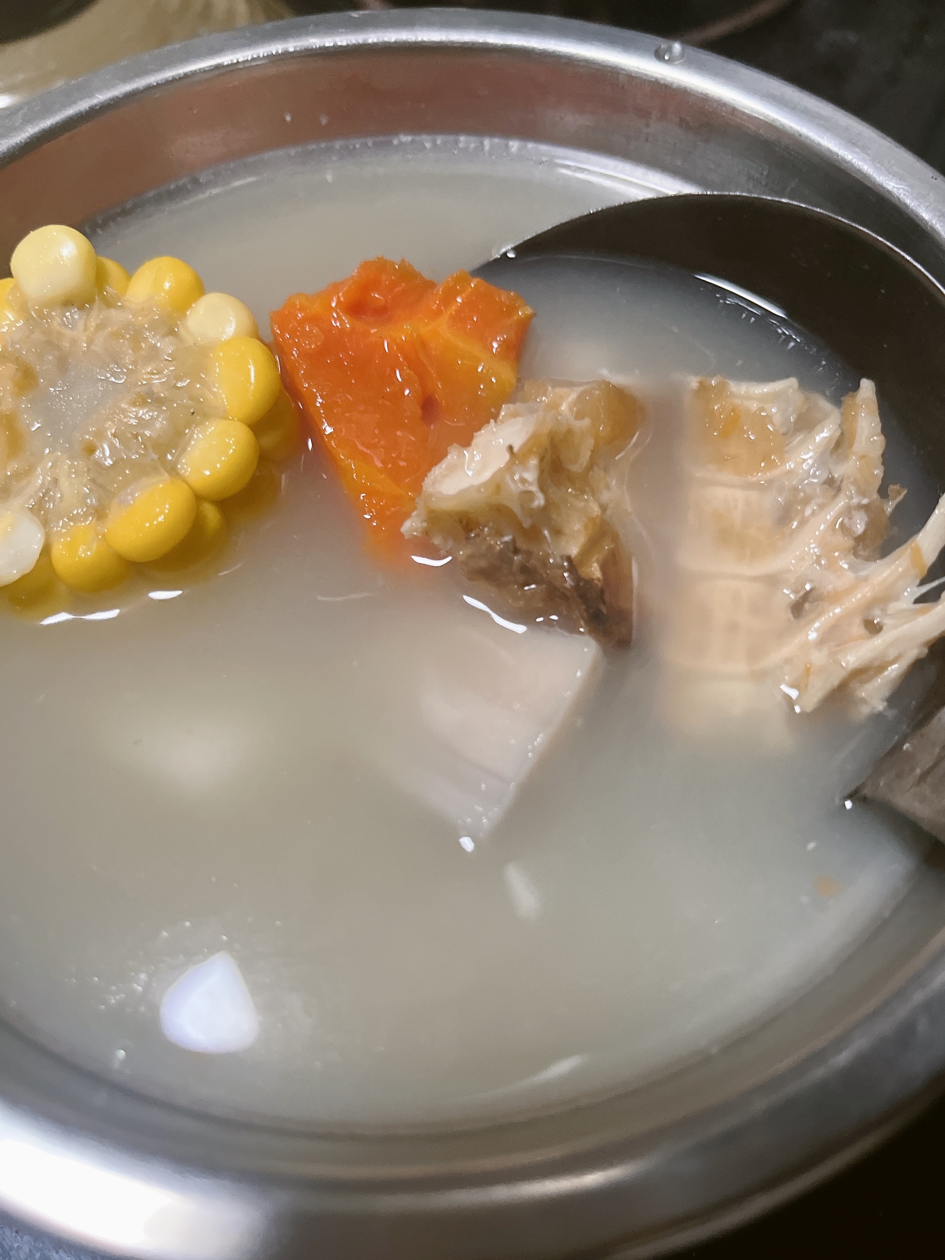 鳕鱼骨玉米胡萝卜汤的做法