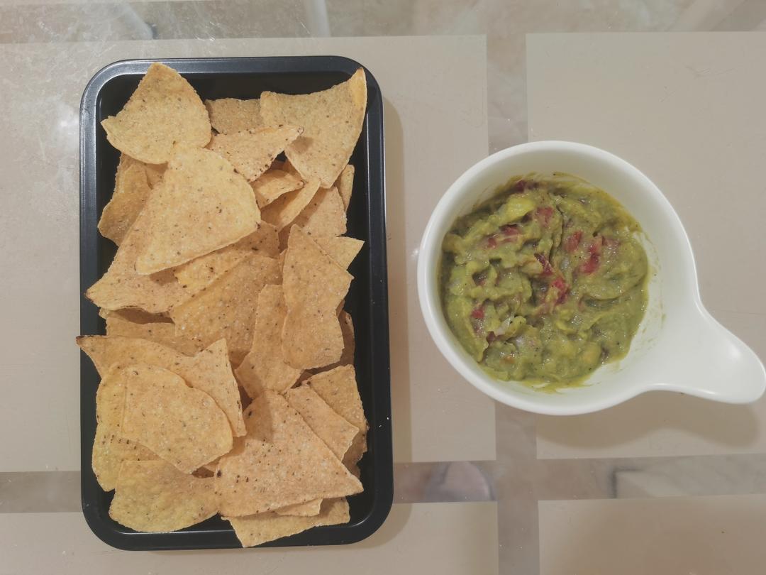Guacamole 墨西哥牛油果酱，配玉米片