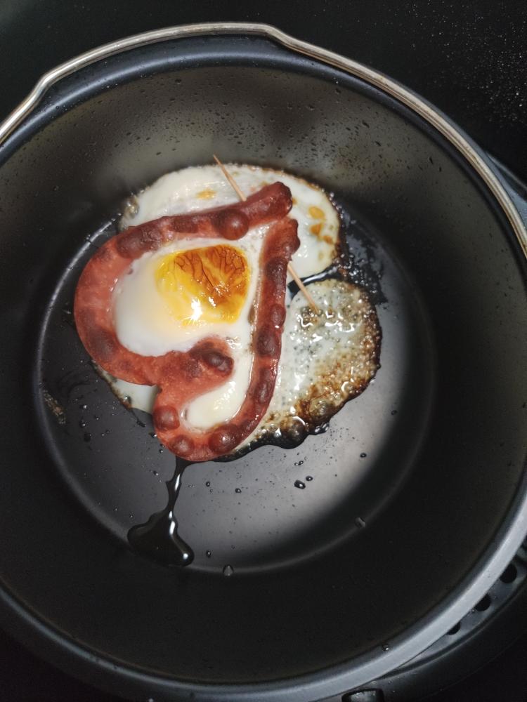 空气炸锅爱(hei)心香肠蛋