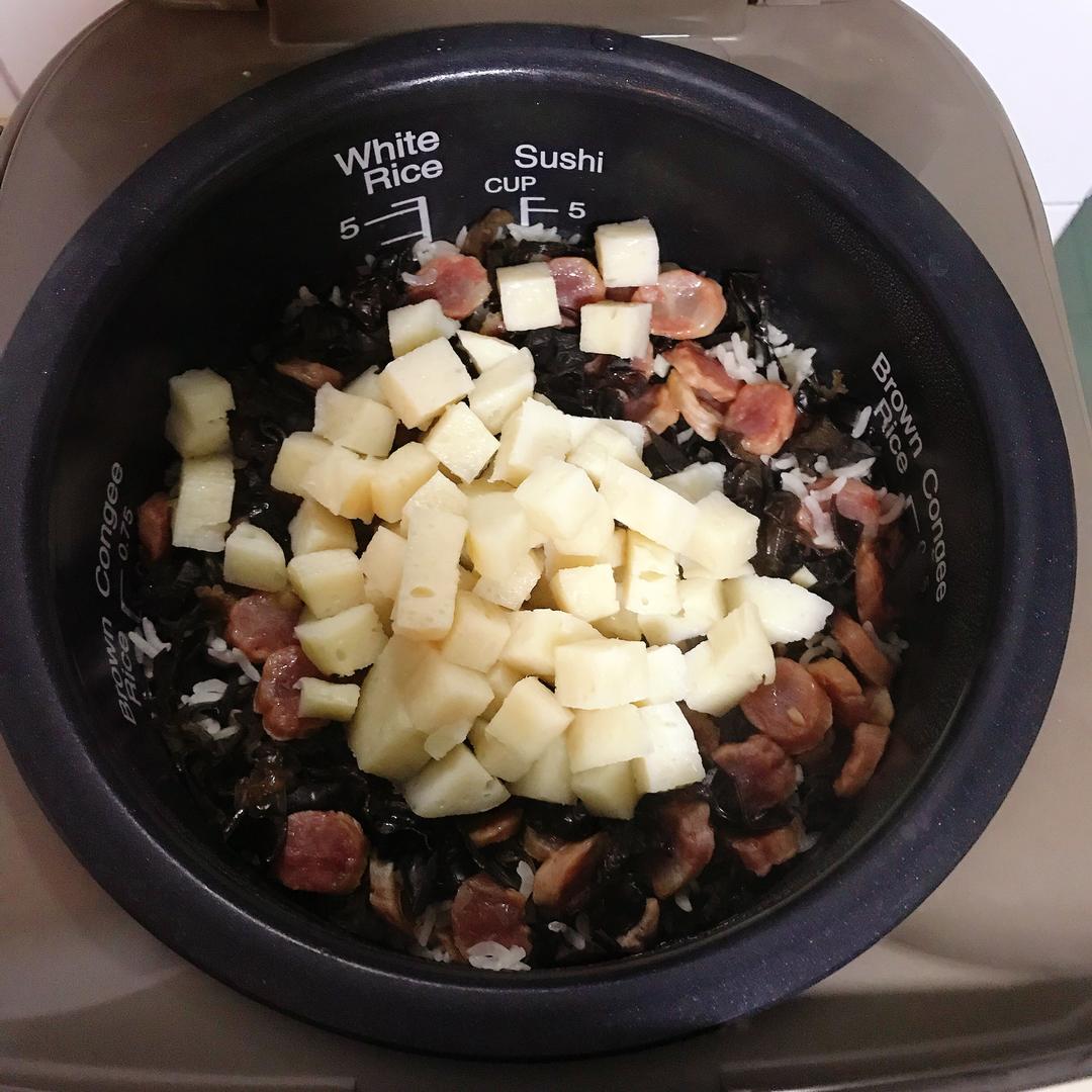 改良版腊肠煲仔饭