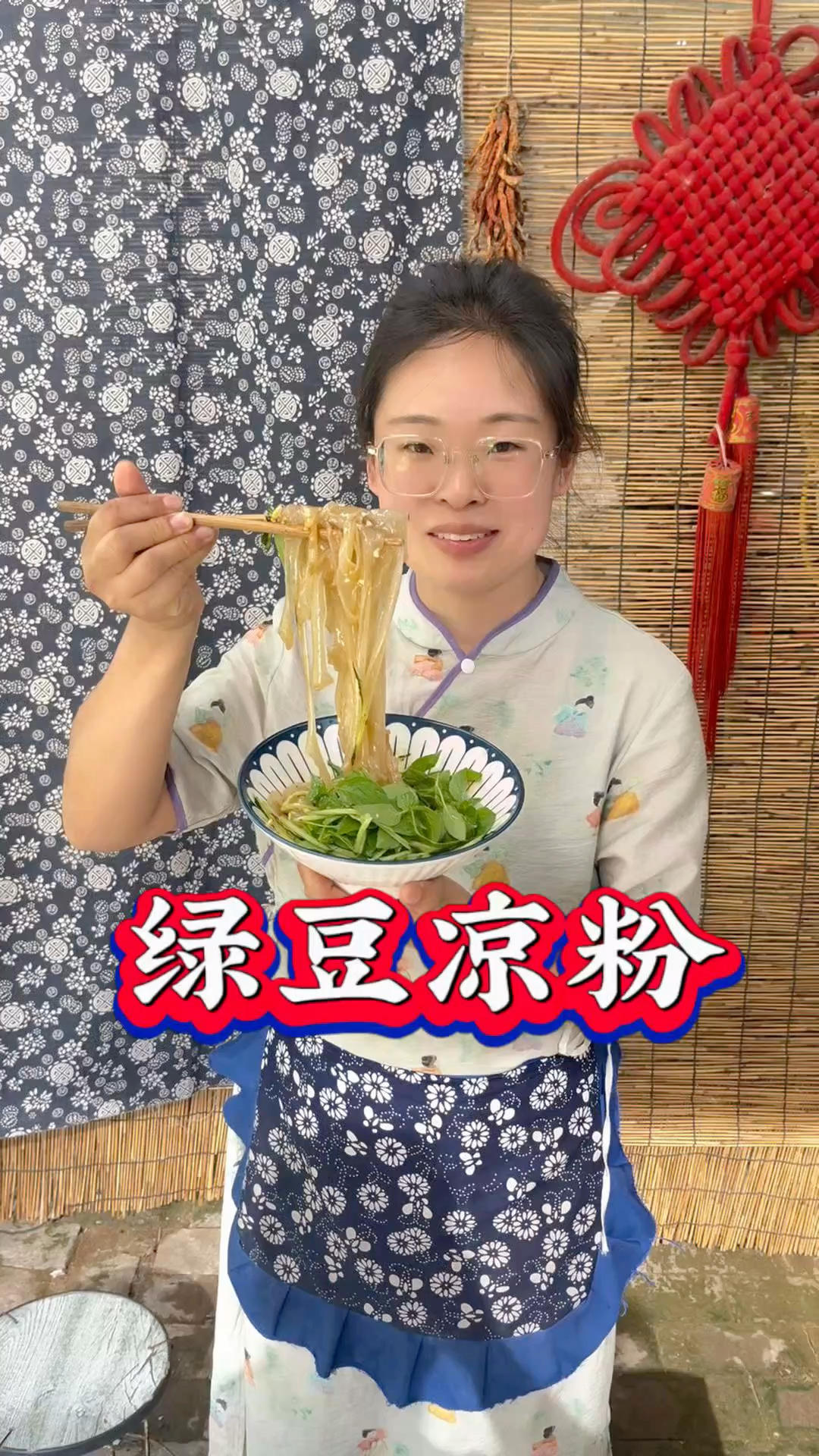 夏天最治愈的家常味，还得是亲手熬的纯绿豆粉皮～没加一点多余的东西，吃起来爽滑又Q弹，冰冰凉凉的一口下去，清热解暑的感觉真的太舒坦啦！