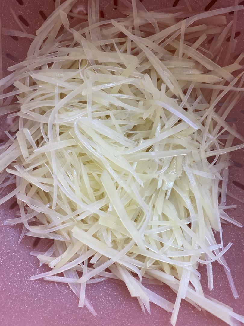 好吃又方便的青椒土豆丝，来喽！