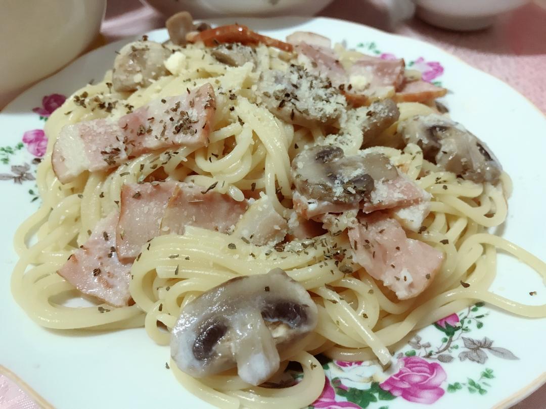 白蘑菇奶油培根意面