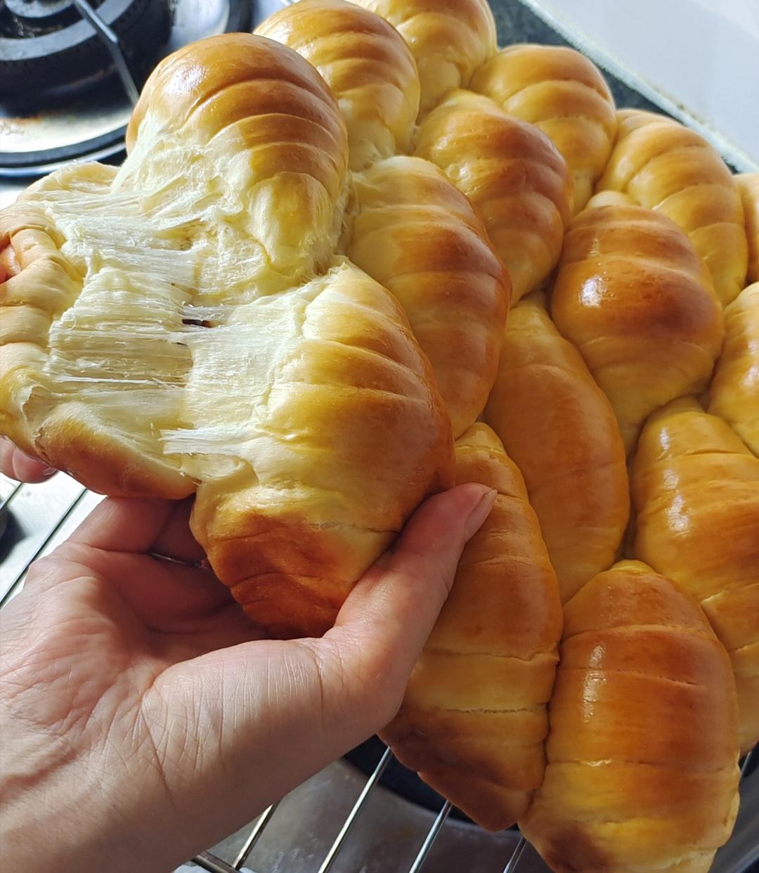 拉丝牛奶卷卷面包