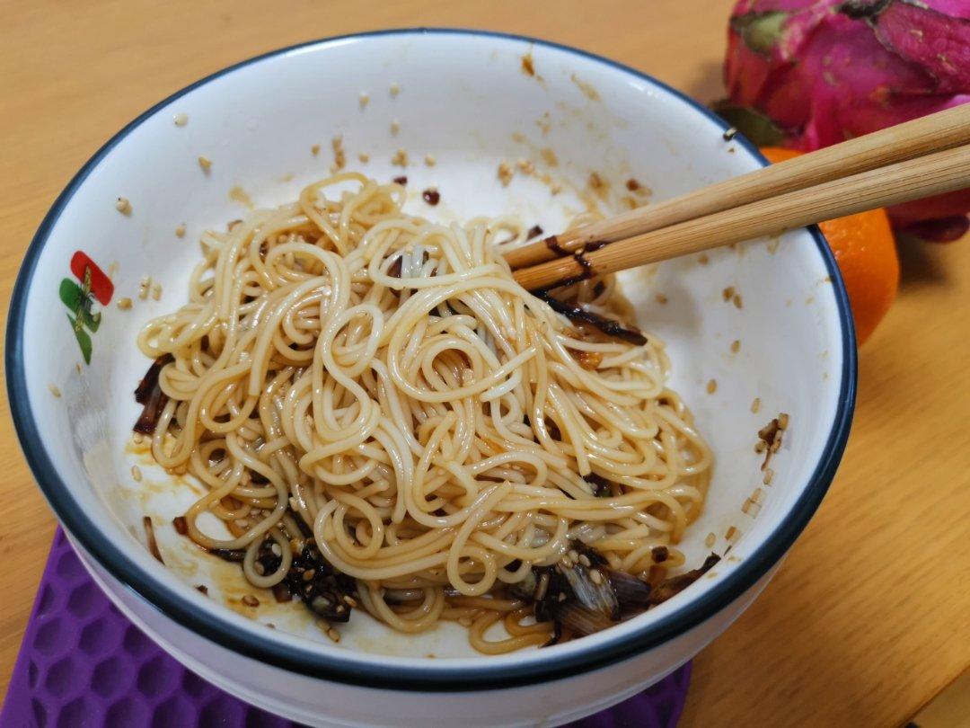10分钟搞定的一碗葱油拌面