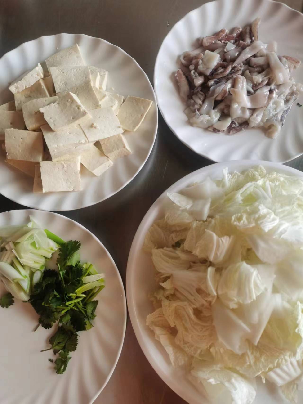 大白菜豆腐炖鱿鱼的做法 步骤1