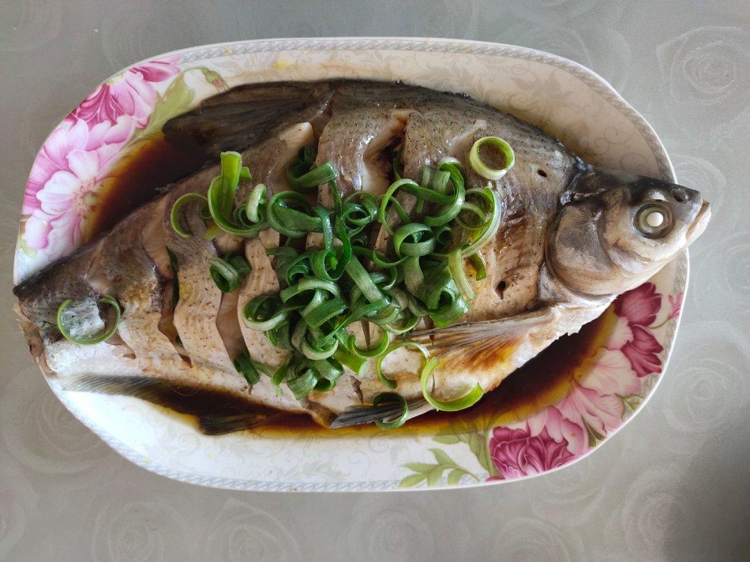 清蒸鲈鱼（简易万能蒸鱼法）