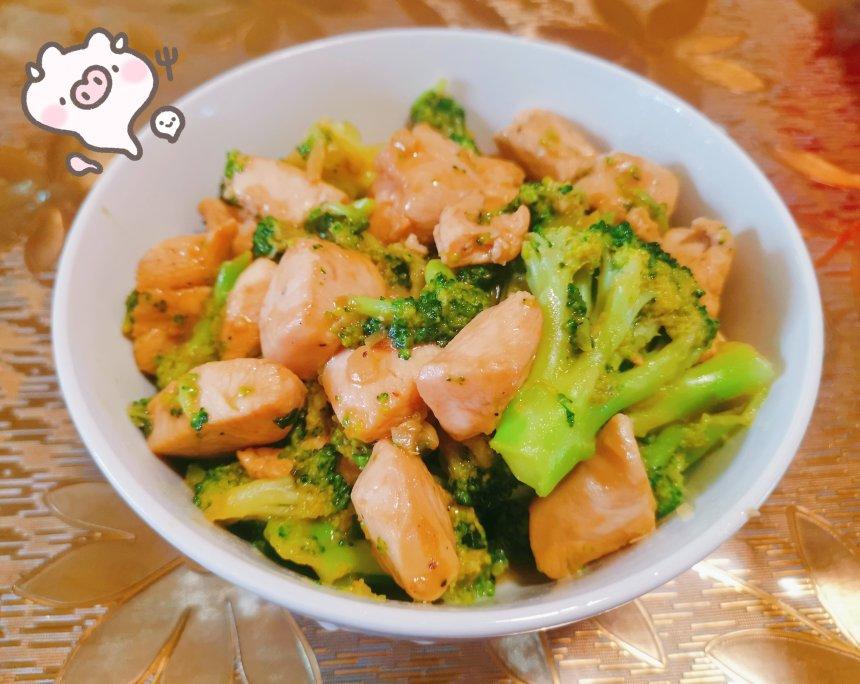 西蓝花炒鸡胸肉（最近爱上减脂餐）