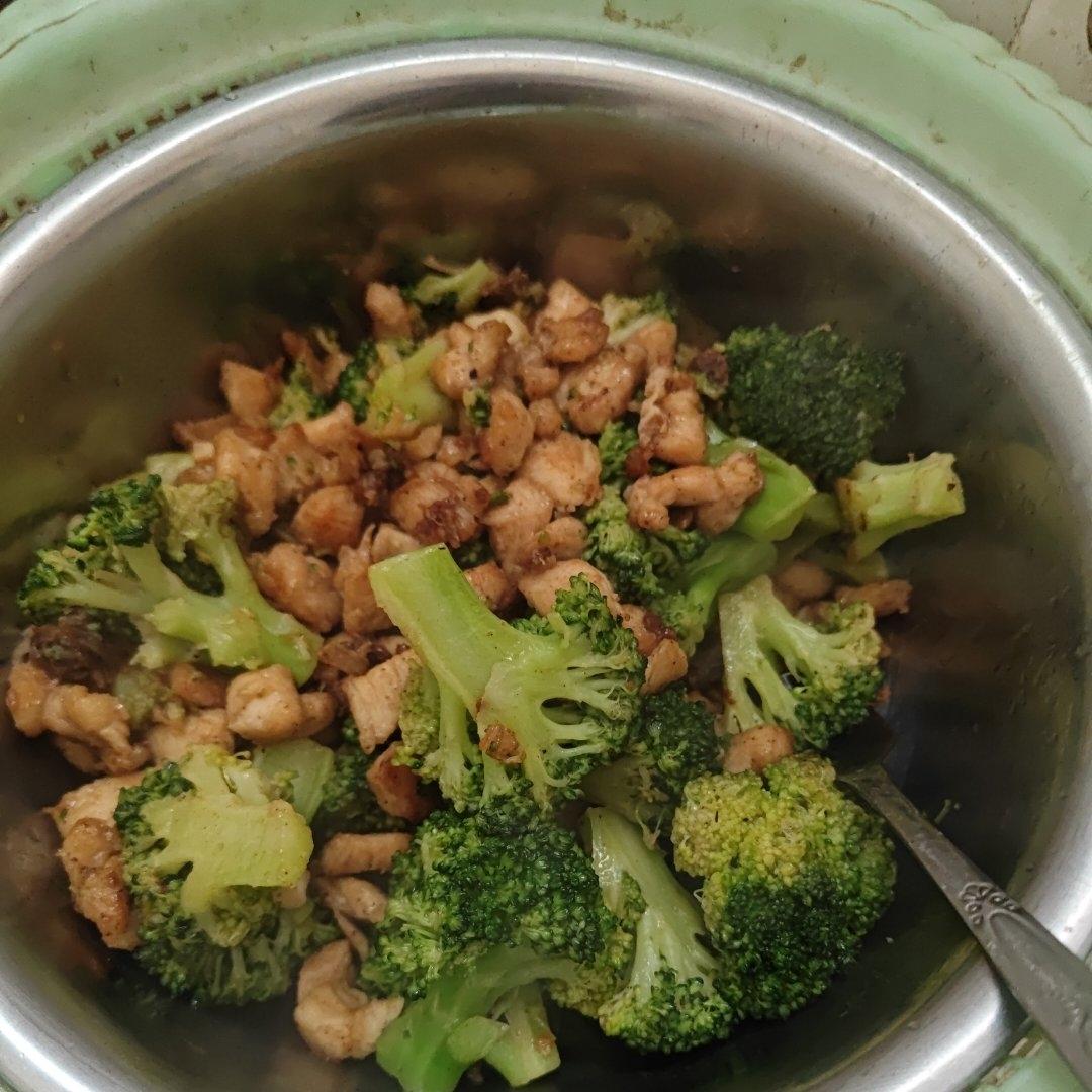 鸡胸肉炒西兰花