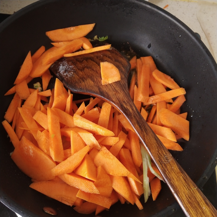 芹菜胡萝卜的做法 步骤3