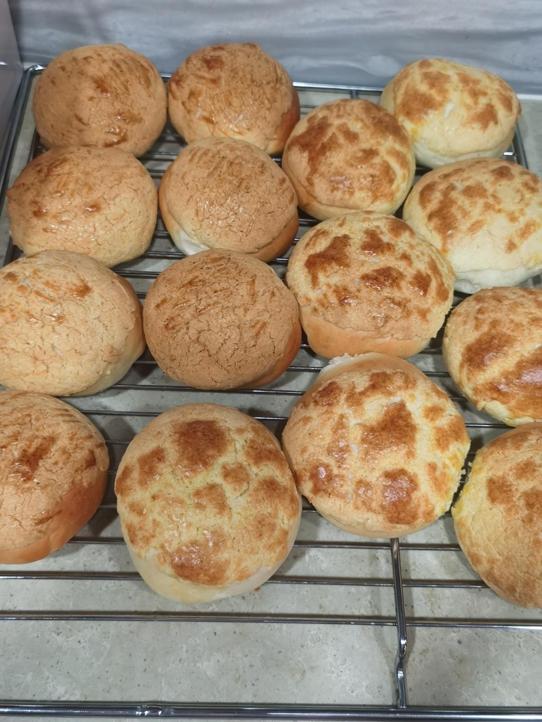 做100款面包の12：在家开茶餐厅!港式菠萝包 –不划格子自然裂开的香酥脆皮！菠萝油/酥皮包