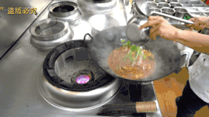 厨师长教你：“大蒜烧鲶鱼”的家常做法，口感细腻味道非常鲜美的做法 步骤17