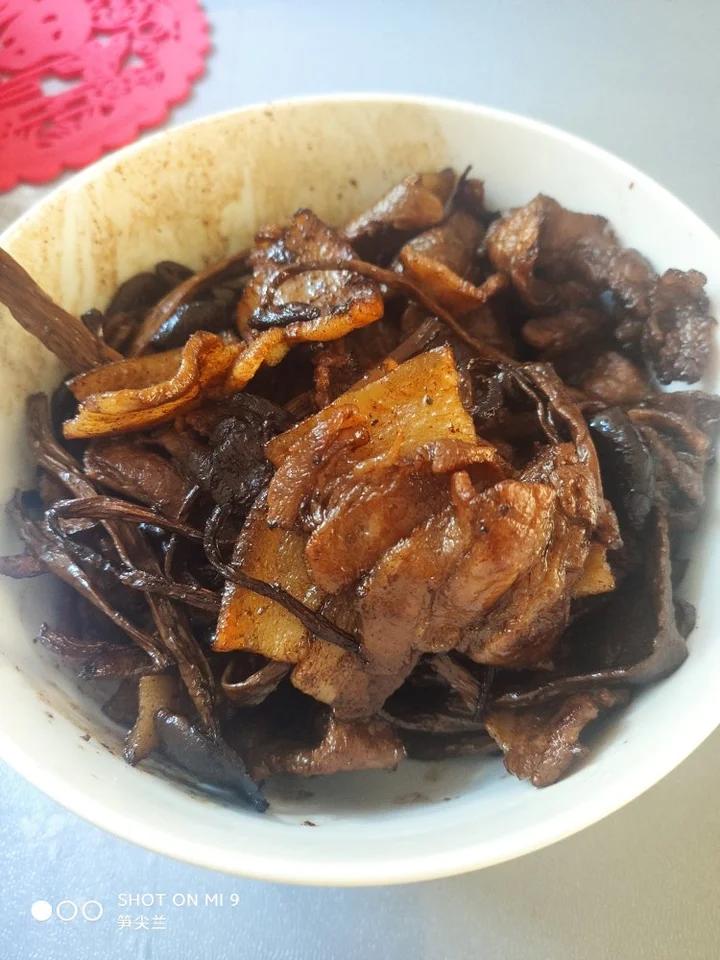 五花肉干锅茶树菇