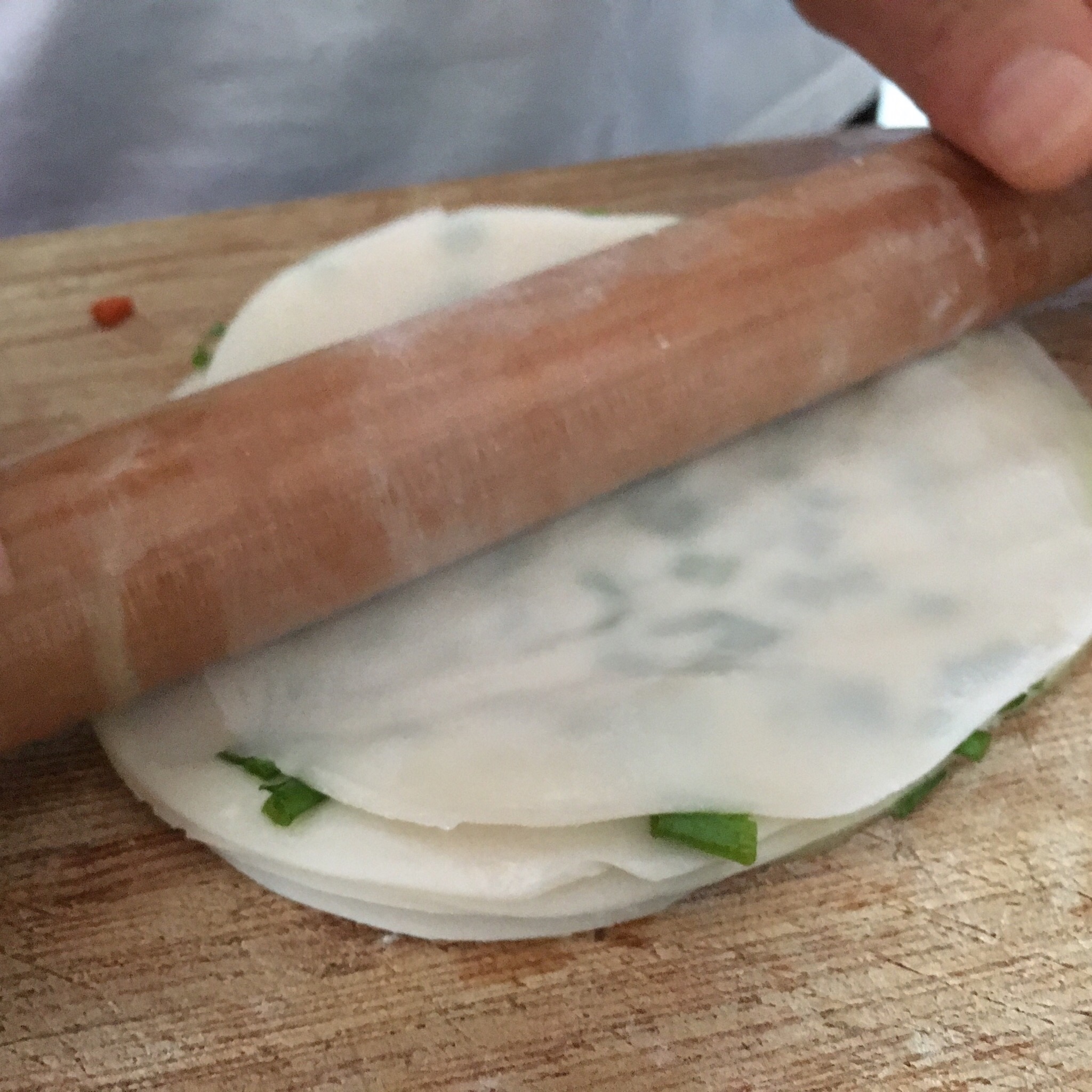薄皮葱油饼(饺子皮版)的做法 步骤2