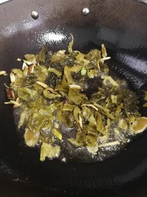 酸菜金针菇煮肥牛的做法 步骤6