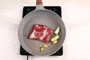 川菜中点餐率最高的回锅肉做法的做法 步骤1
