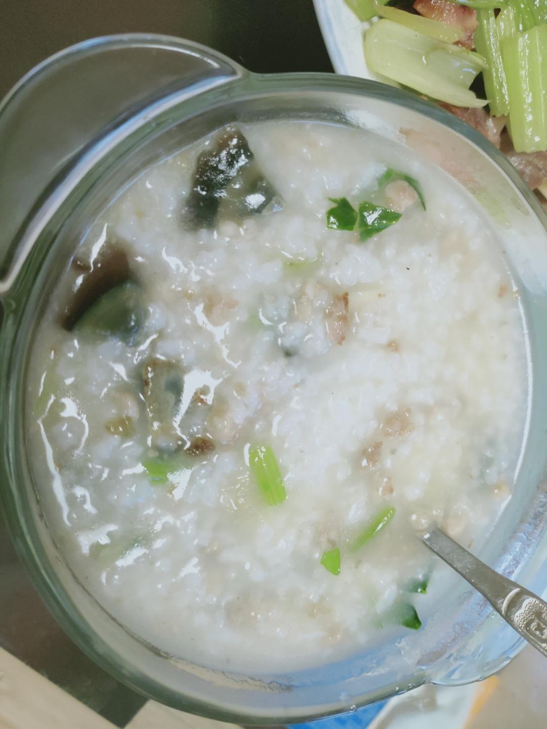 妈妈👩教我做的皮蛋瘦肉粥🥣简单快捷美味😋