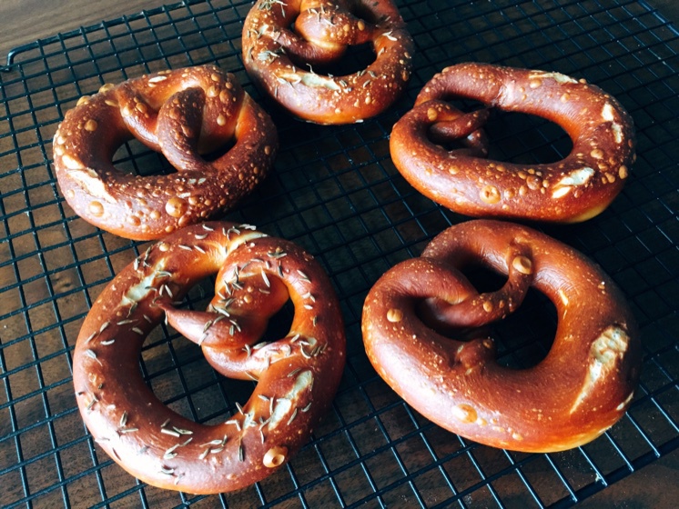 卡罗许做的pretzels 德式碱水面包 (by paul hollywood)