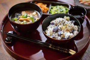 【健康三餐】三文鱼味噌汤的做法 步骤3